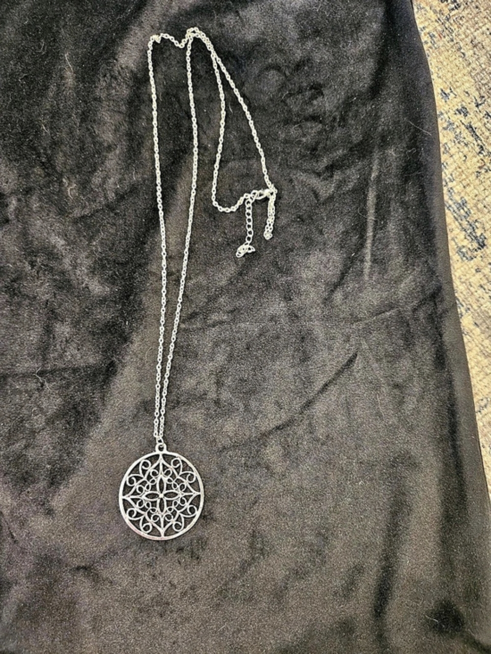 Filigree Pendant Necklace in Silver